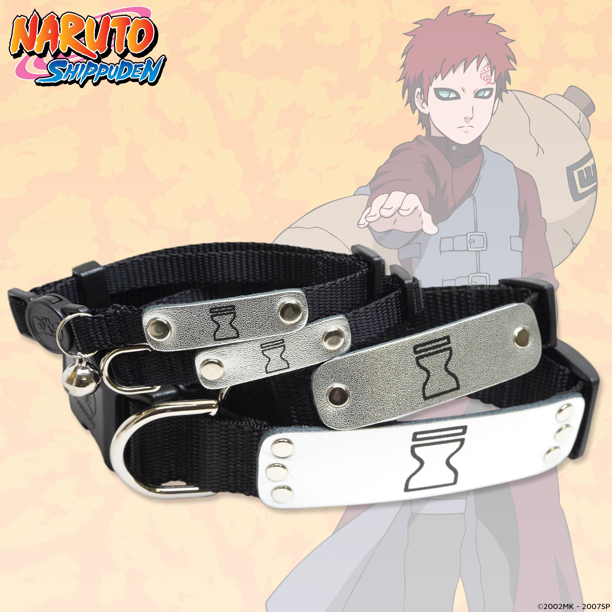 Hidden Sand Village Ninja Headband Collar inspired by Naruto Shippuden, featuring an adjustable black nylon strap and a leather plate engraved with the Hidden Sand symbol. Suitable for cats and dogs, ideal for anime-loving pets.